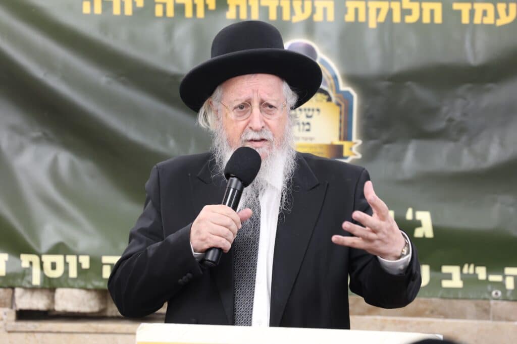 מרן הגרש"מ עמאר נשנק מבכי בעצרת בישיבת מרן הגר"ע יוסף