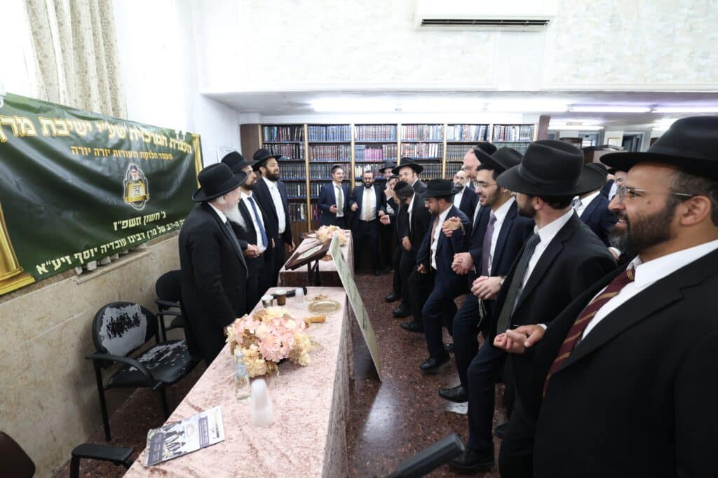 מרן הגרש"מ עמאר נשנק מבכי בעצרת בישיבת מרן הגר"ע יוסף