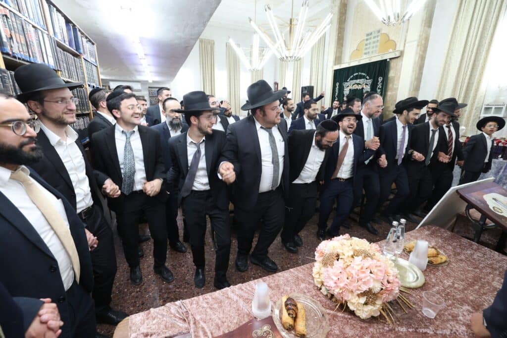 מרן הגרש"מ עמאר נשנק מבכי בעצרת בישיבת מרן הגר"ע יוסף