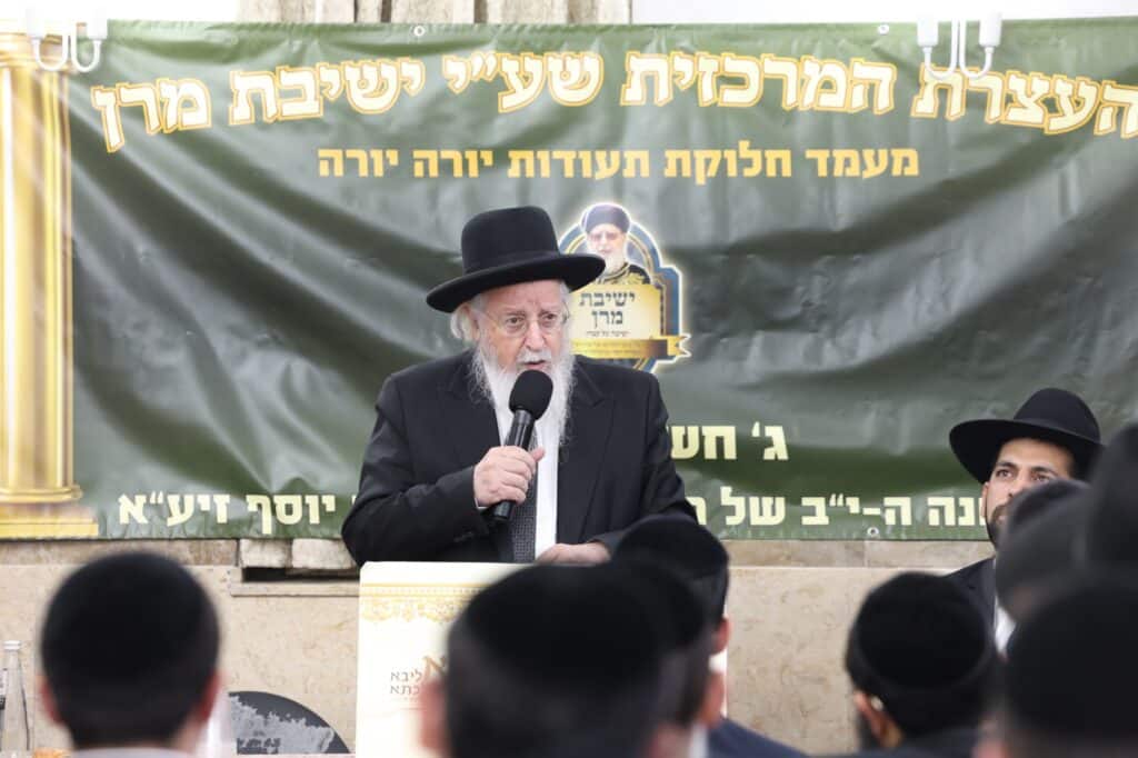 מרן הגרש"מ עמאר נשנק מבכי בעצרת בישיבת מרן הגר"ע יוסף