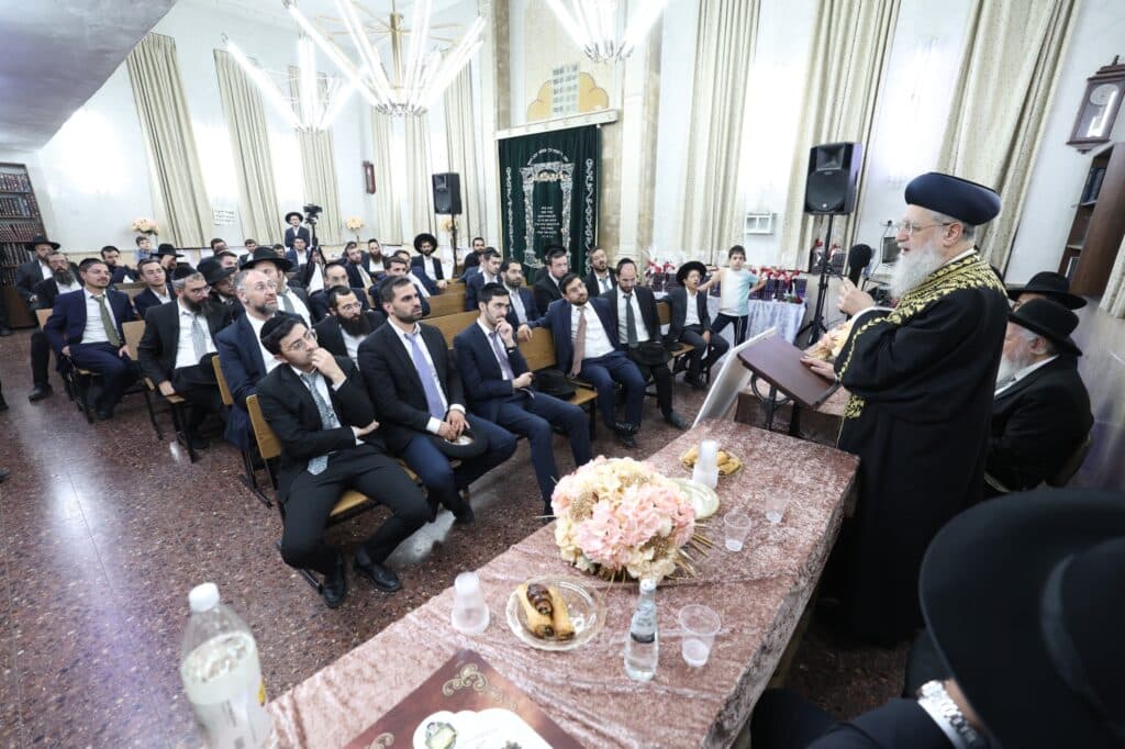 מרן הגרש"מ עמאר נשנק מבכי בעצרת בישיבת מרן הגר"ע יוסף