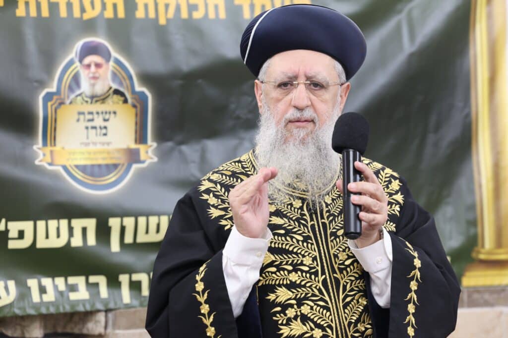 מרן הגרש"מ עמאר נשנק מבכי בעצרת בישיבת מרן הגר"ע יוסף