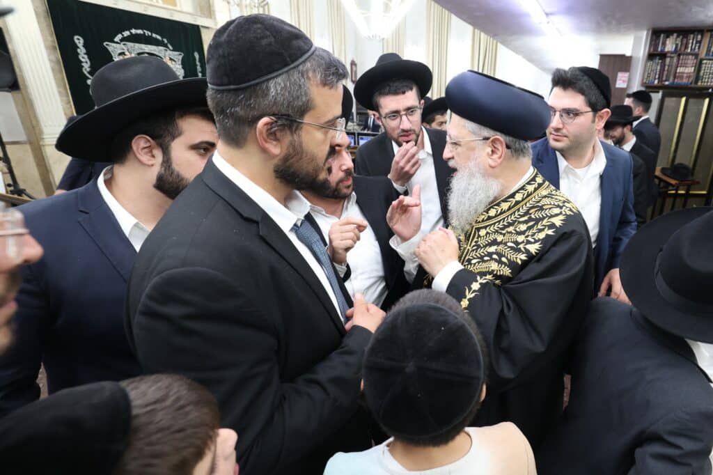 מרן הגרש"מ עמאר נשנק מבכי בעצרת בישיבת מרן הגר"ע יוסף