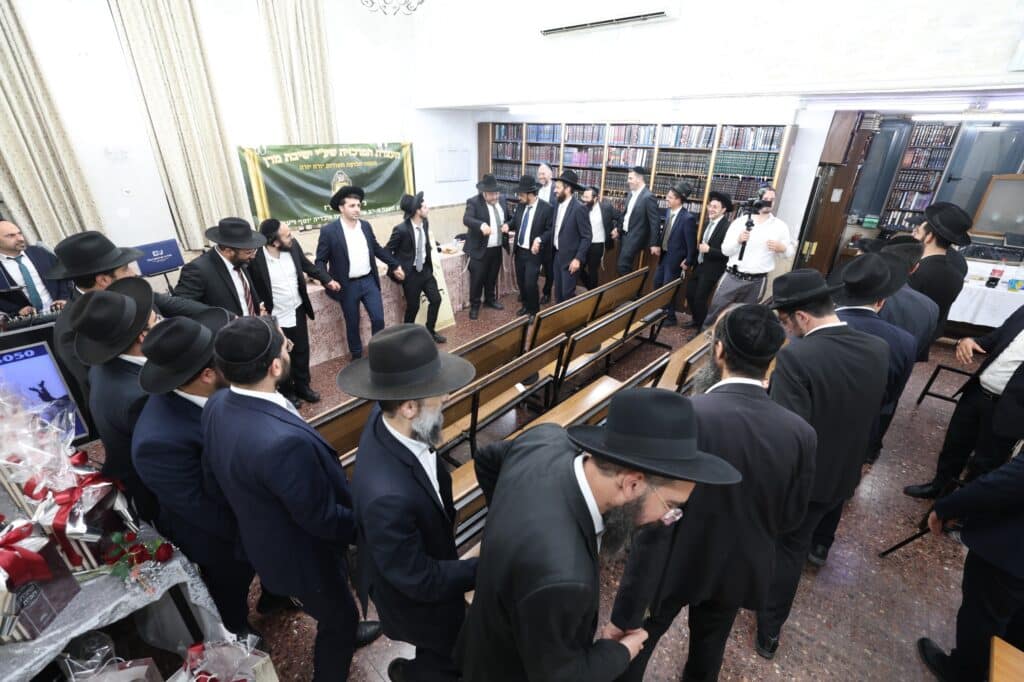 מרן הגרש"מ עמאר נשנק מבכי בעצרת בישיבת מרן הגר"ע יוסף