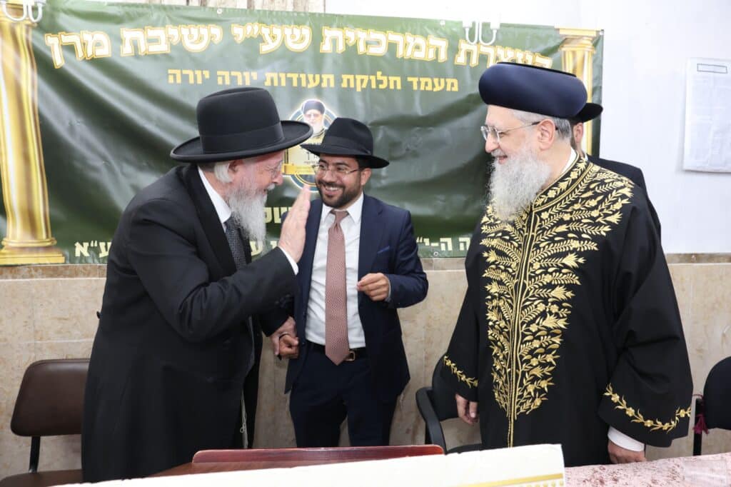 מרן הגרש"מ עמאר נשנק מבכי בעצרת בישיבת מרן הגר"ע יוסף