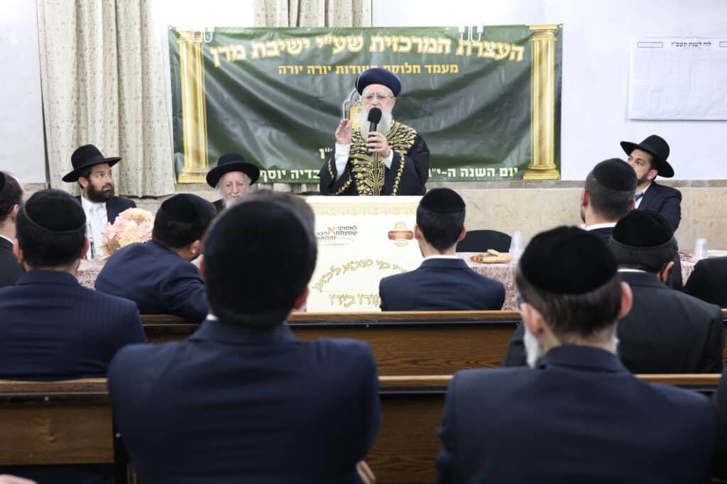 מרן הגרש"מ עמאר נשנק מבכי בעצרת בישיבת מרן הגר"ע יוסף