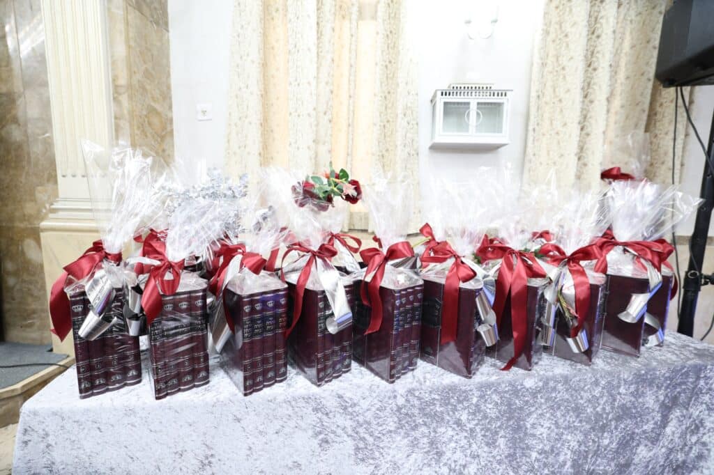 מרן הגרש"מ עמאר נשנק מבכי בעצרת בישיבת מרן הגר"ע יוסף