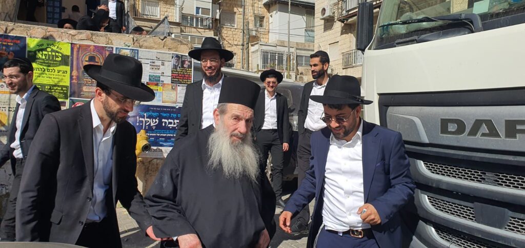 מרן הגרש"מ עמאר נשנק מבכי בעצרת בישיבת מרן הגר"ע יוסף