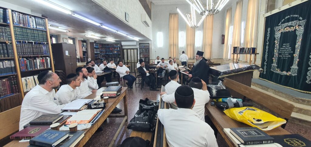 מרן הגרש"מ עמאר נשנק מבכי בעצרת בישיבת מרן הגר"ע יוסף