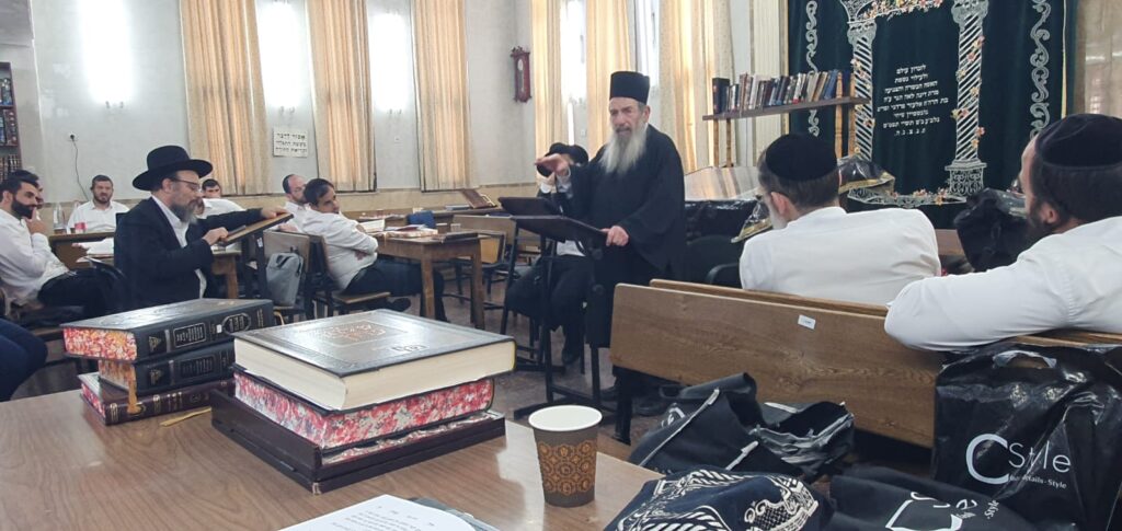 מרן הגרש"מ עמאר נשנק מבכי בעצרת בישיבת מרן הגר"ע יוסף