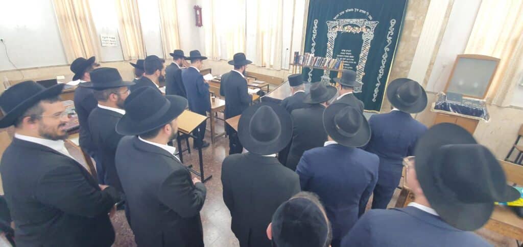 מרן הגרש"מ עמאר נשנק מבכי בעצרת בישיבת מרן הגר"ע יוסף