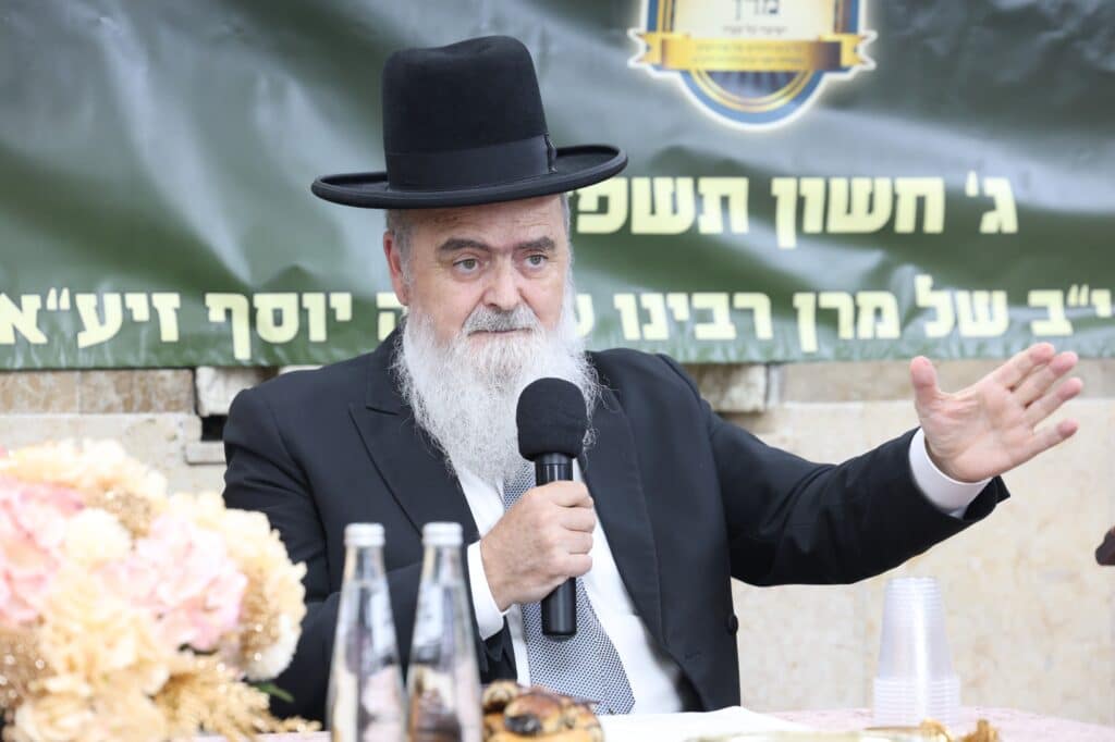 מרן הגרש"מ עמאר נשנק מבכי בעצרת בישיבת מרן הגר"ע יוסף