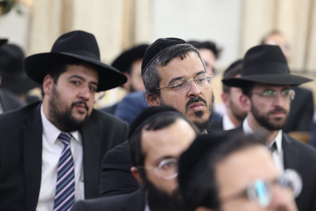 מרן הגרש"מ עמאר נשנק מבכי בעצרת בישיבת מרן הגר"ע יוסף