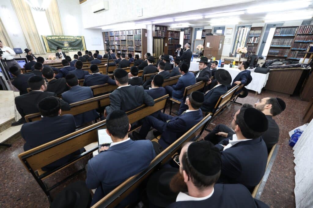 מרן הגרש"מ עמאר נשנק מבכי בעצרת בישיבת מרן הגר"ע יוסף