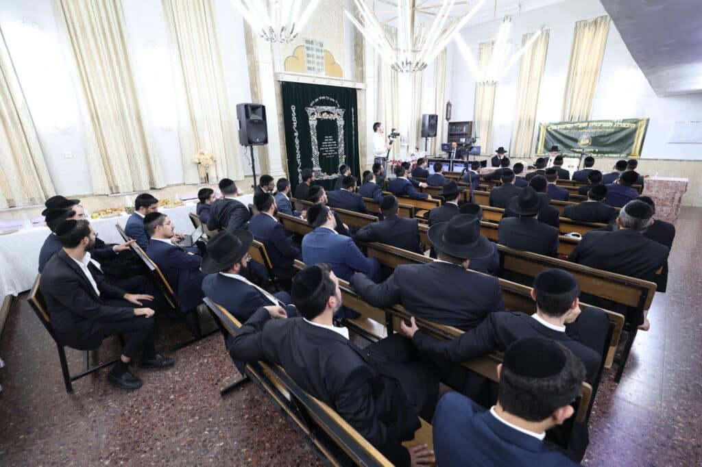 מרן הגרש"מ עמאר נשנק מבכי בעצרת בישיבת מרן הגר"ע יוסף