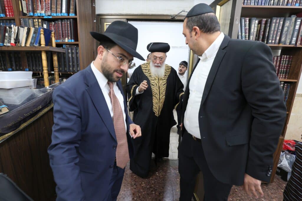 מרן הגרש"מ עמאר נשנק מבכי בעצרת בישיבת מרן הגר"ע יוסף