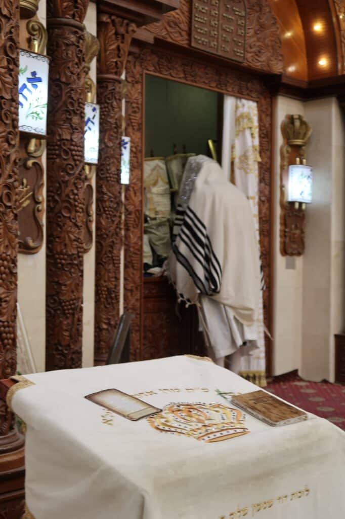 ירח האיתנים בחצר הקודש קאליב