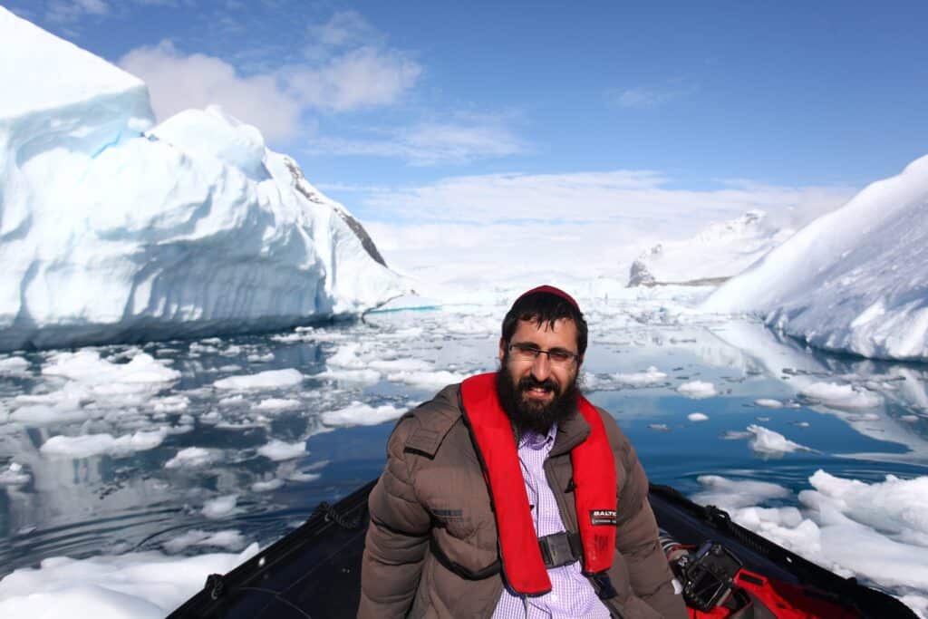 הצלם שחצה 130 גבולות: מהזמנה לדאעש ועד לצפון קוריאה