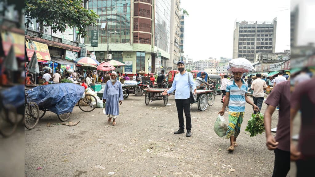 הצלם שחצה 130 גבולות: מהזמנה לדאעש ועד לצפון קוריאה