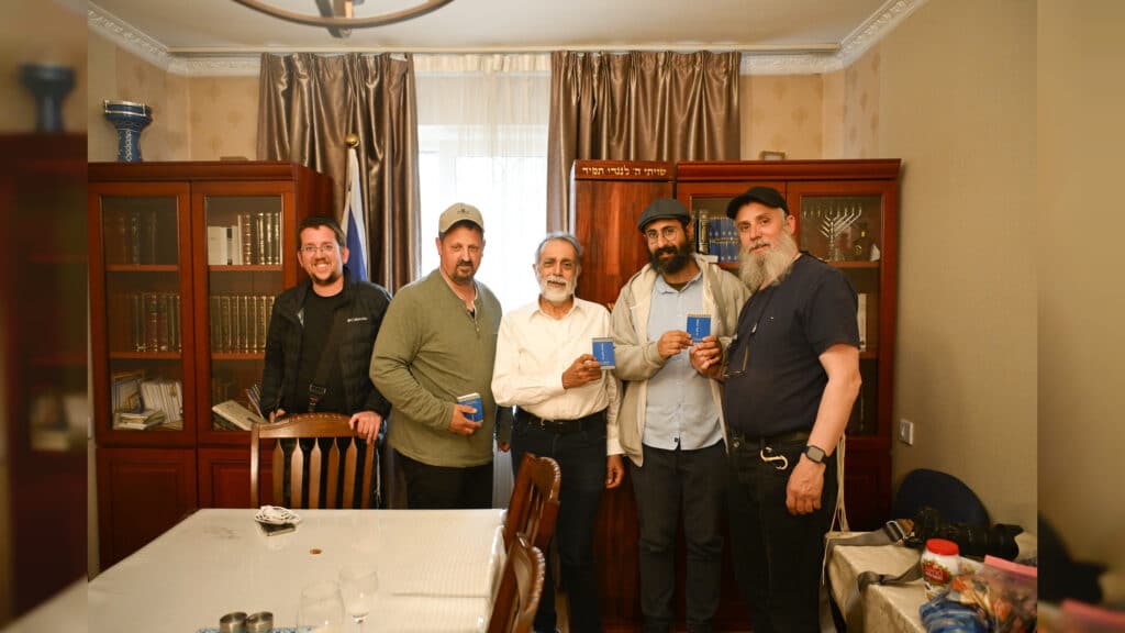 הצלם שחצה 130 גבולות: מהזמנה לדאעש ועד לצפון קוריאה