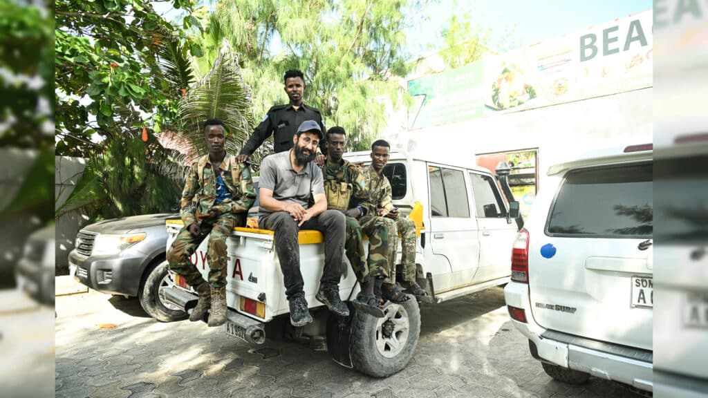 הצלם שחצה 130 גבולות: מהזמנה לדאעש ועד לצפון קוריאה