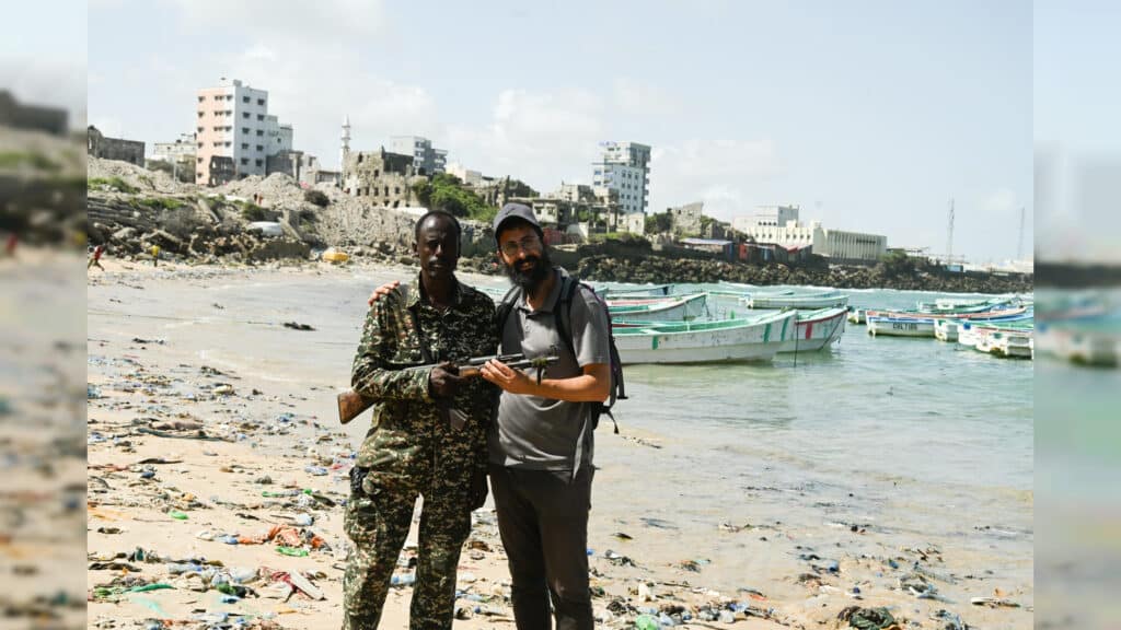 הצלם שחצה 130 גבולות: מהזמנה לדאעש ועד לצפון קוריאה