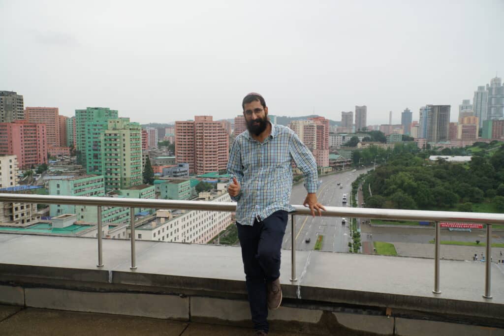 הצלם שחצה 130 גבולות: מהזמנה לדאעש ועד לצפון קוריאה