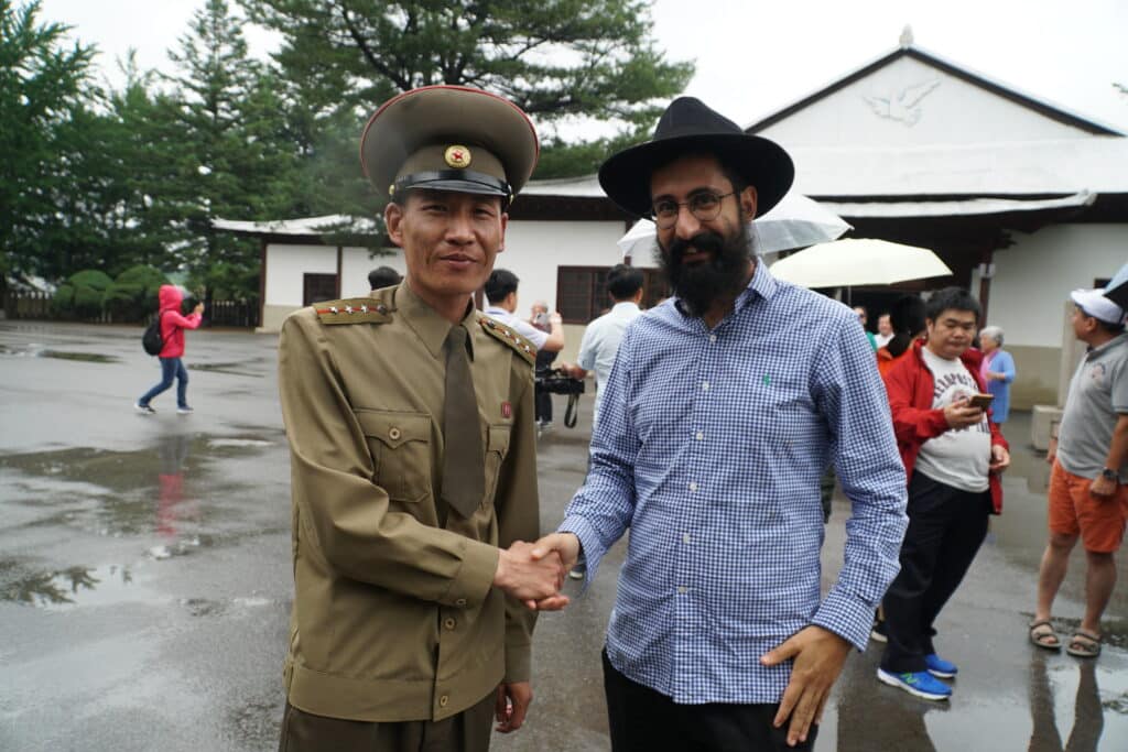 הצלם שחצה 130 גבולות: מהזמנה לדאעש ועד לצפון קוריאה