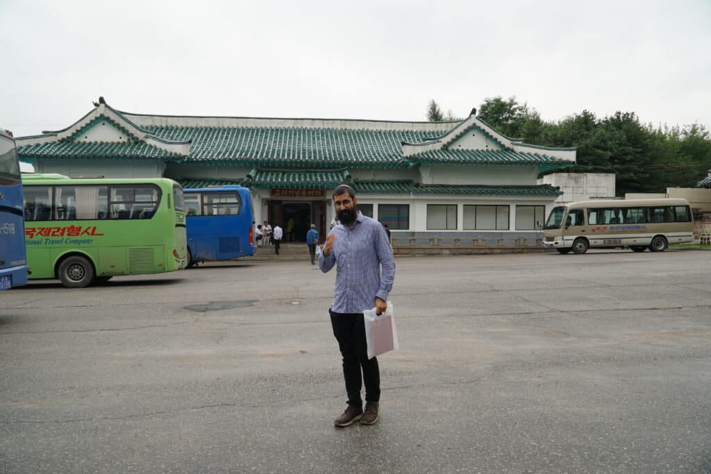 הצלם שחצה 130 גבולות: מהזמנה לדאעש ועד לצפון קוריאה