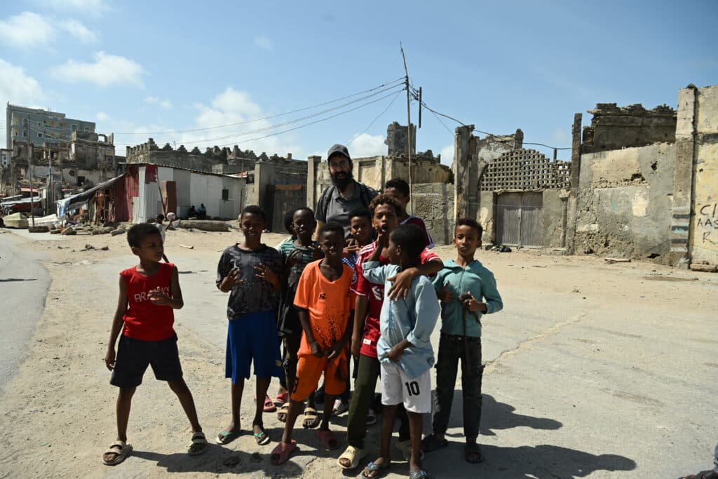 הצלם שחצה 130 גבולות: מהזמנה לדאעש ועד לצפון קוריאה