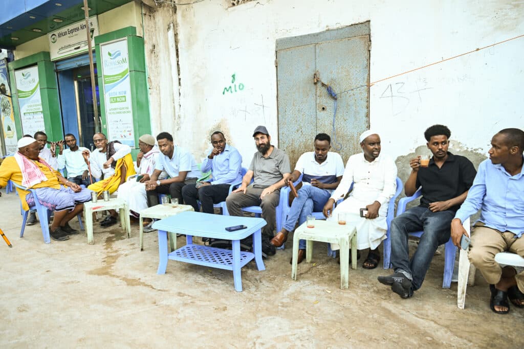 הצלם שחצה 130 גבולות: מהזמנה לדאעש ועד לצפון קוריאה