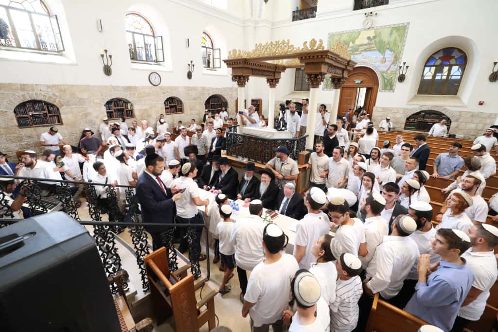 עשרות רבנים הקבילו את פני הרבנים הראשיים ביום שכולו תורה