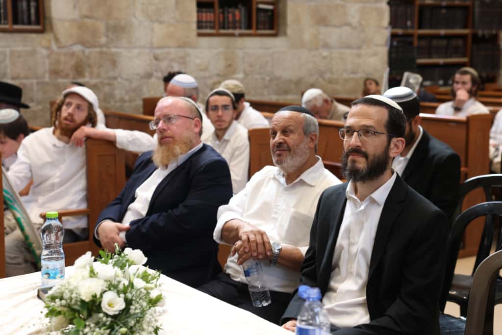 עשרות רבנים הקבילו את פני הרבנים הראשיים ביום שכולו תורה