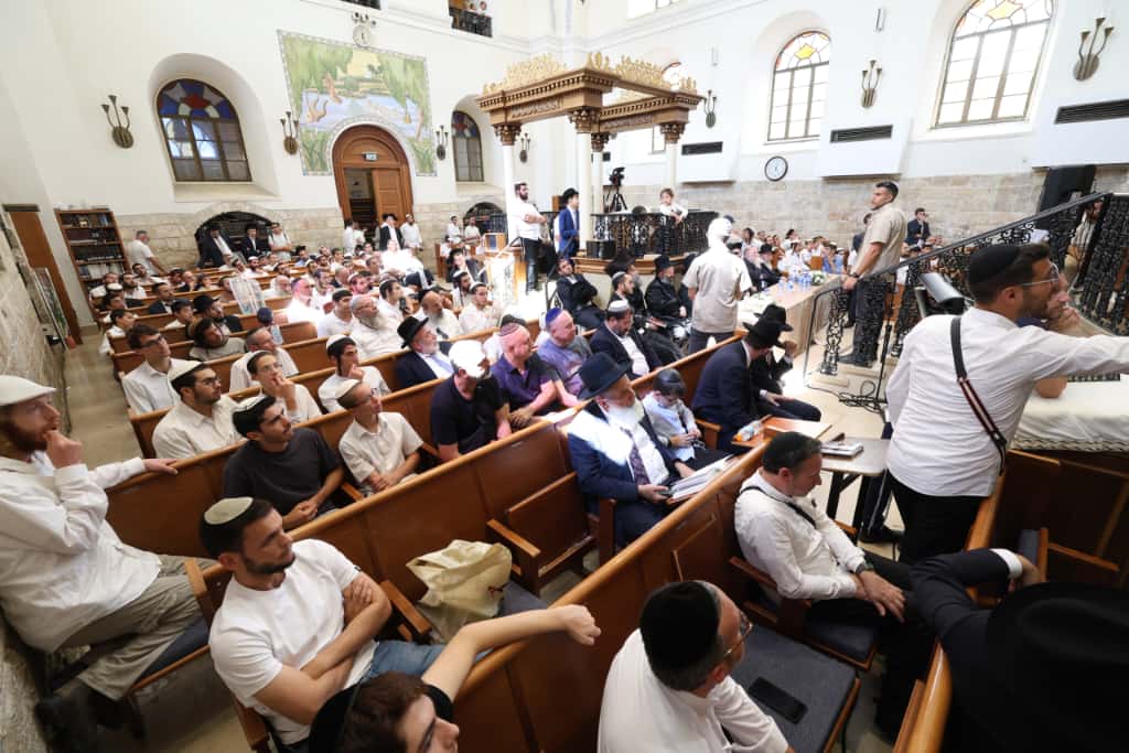 עשרות רבנים הקבילו את פני הרבנים הראשיים ביום שכולו תורה