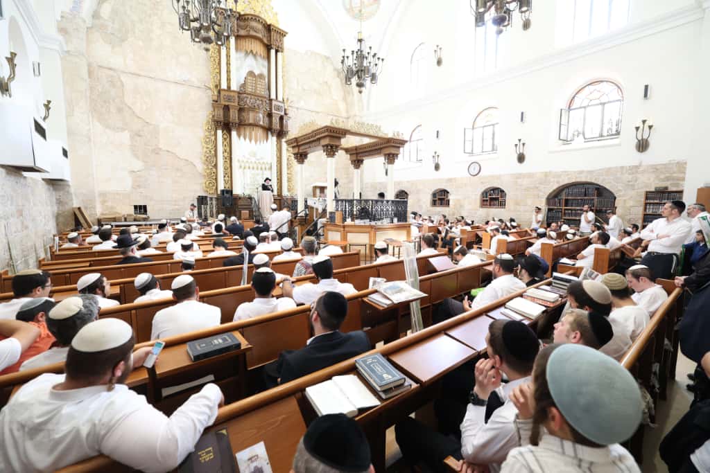 עשרות רבנים הקבילו את פני הרבנים הראשיים ביום שכולו תורה