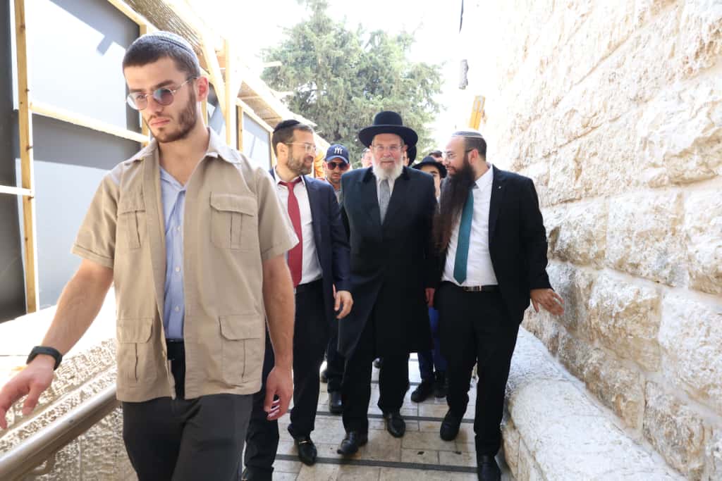 עשרות רבנים הקבילו את פני הרבנים הראשיים ביום שכולו תורה