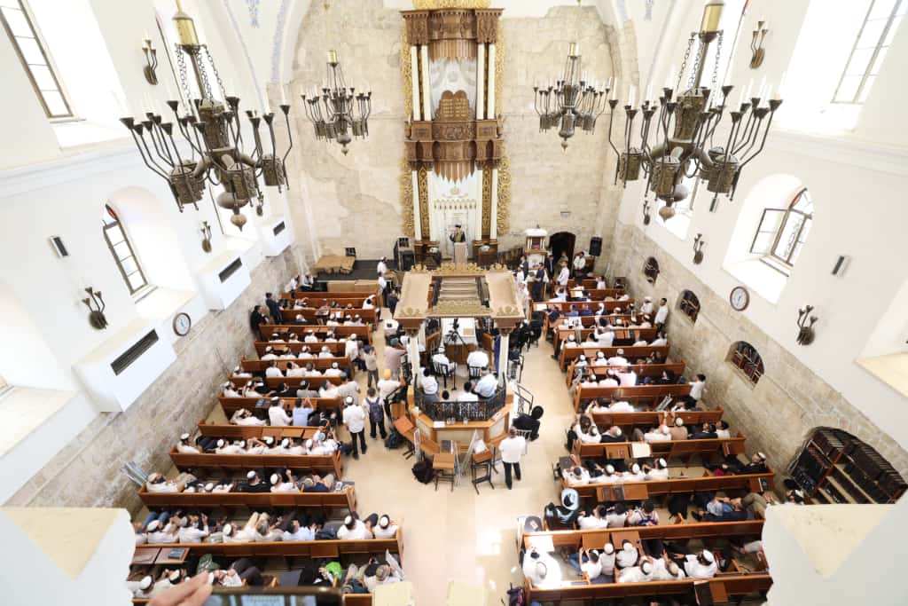 עשרות רבנים הקבילו את פני הרבנים הראשיים ביום שכולו תורה