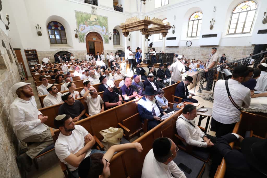 עשרות רבנים הקבילו את פני הרבנים הראשיים ביום שכולו תורה