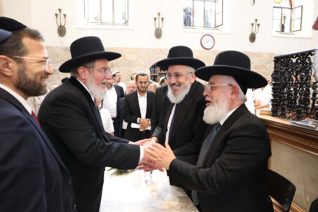 עשרות רבנים הקבילו את פני הרבנים הראשיים ביום שכולו תורה