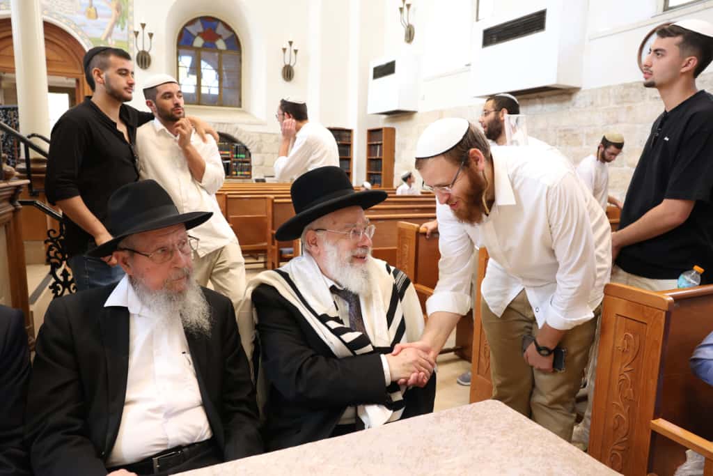 עשרות רבנים הקבילו את פני הרבנים הראשיים ביום שכולו תורה