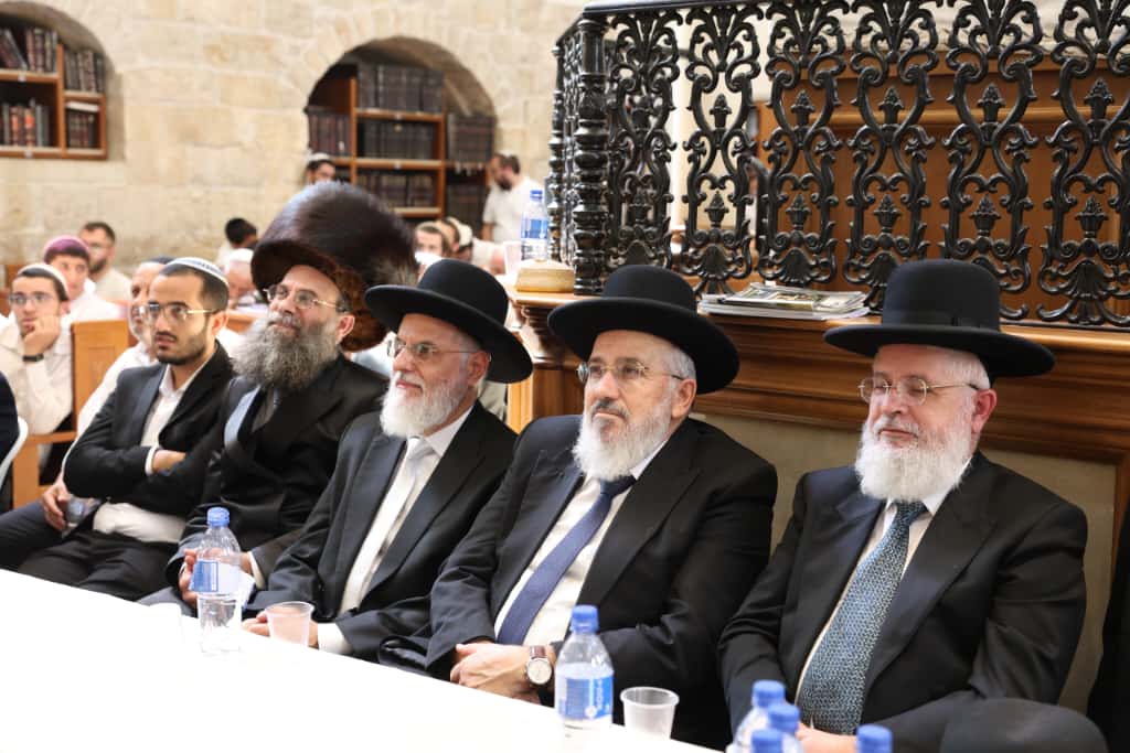 עשרות רבנים הקבילו את פני הרבנים הראשיים ביום שכולו תורה