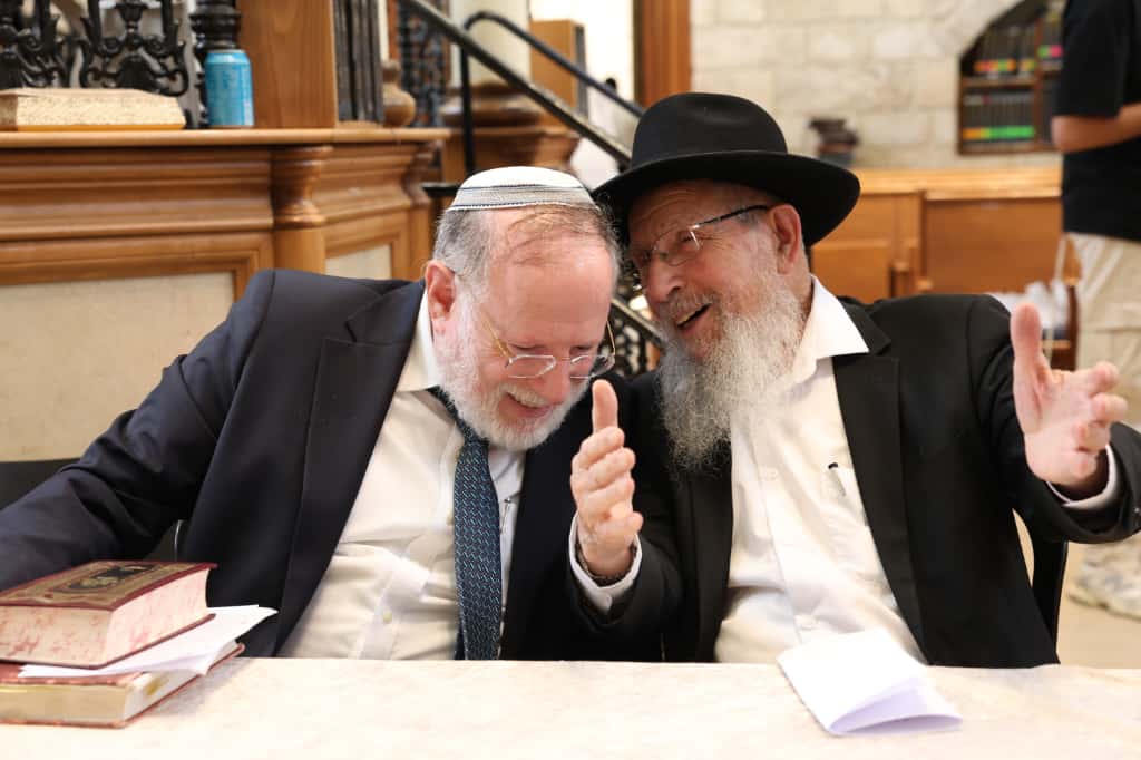 עשרות רבנים הקבילו את פני הרבנים הראשיים ביום שכולו תורה