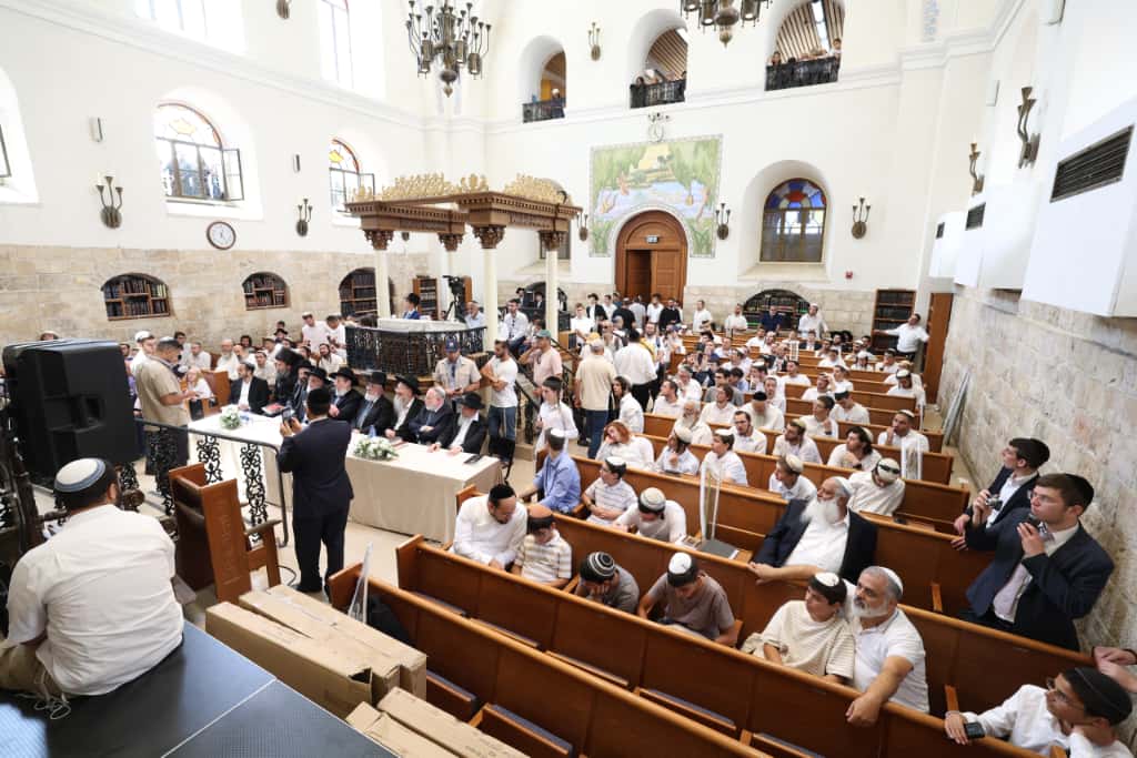 עשרות רבנים הקבילו את פני הרבנים הראשיים ביום שכולו תורה