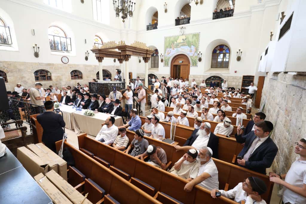 עשרות רבנים הקבילו את פני הרבנים הראשיים ביום שכולו תורה