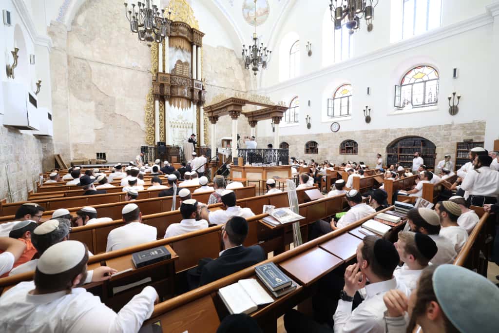עשרות רבנים הקבילו את פני הרבנים הראשיים ביום שכולו תורה