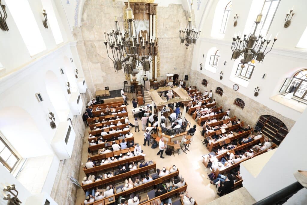 עשרות רבנים הקבילו את פני הרבנים הראשיים ביום שכולו תורה