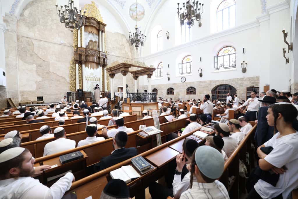 עשרות רבנים הקבילו את פני הרבנים הראשיים ביום שכולו תורה
