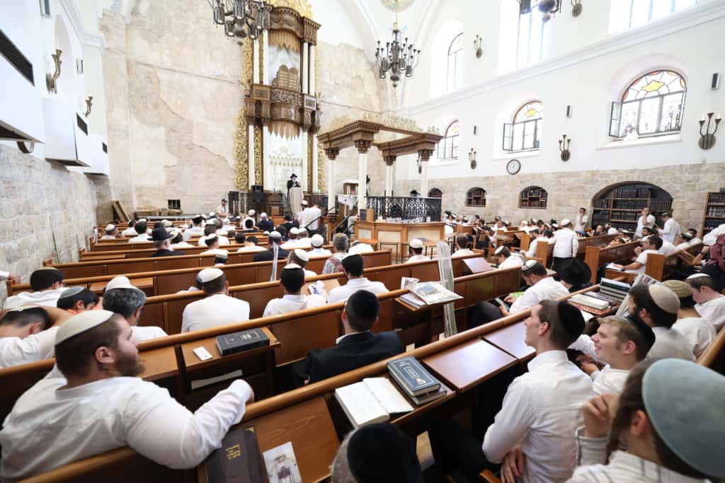 עשרות רבנים הקבילו את פני הרבנים הראשיים ביום שכולו תורה