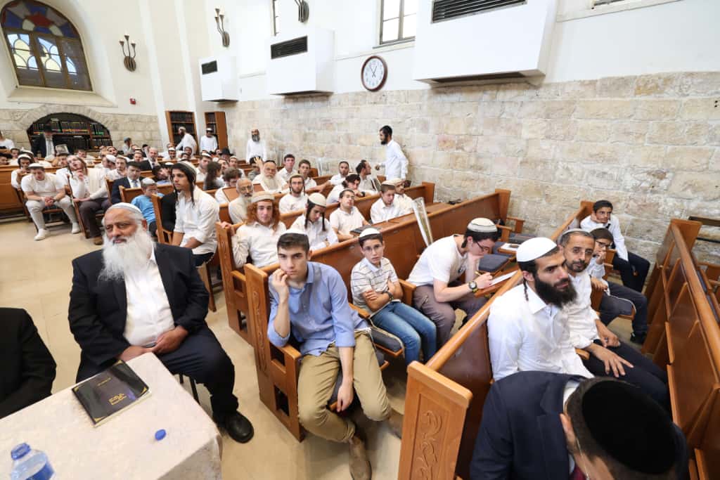 עשרות רבנים הקבילו את פני הרבנים הראשיים ביום שכולו תורה