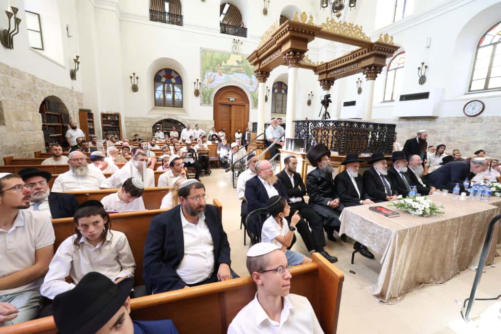 עשרות רבנים הקבילו את פני הרבנים הראשיים ביום שכולו תורה